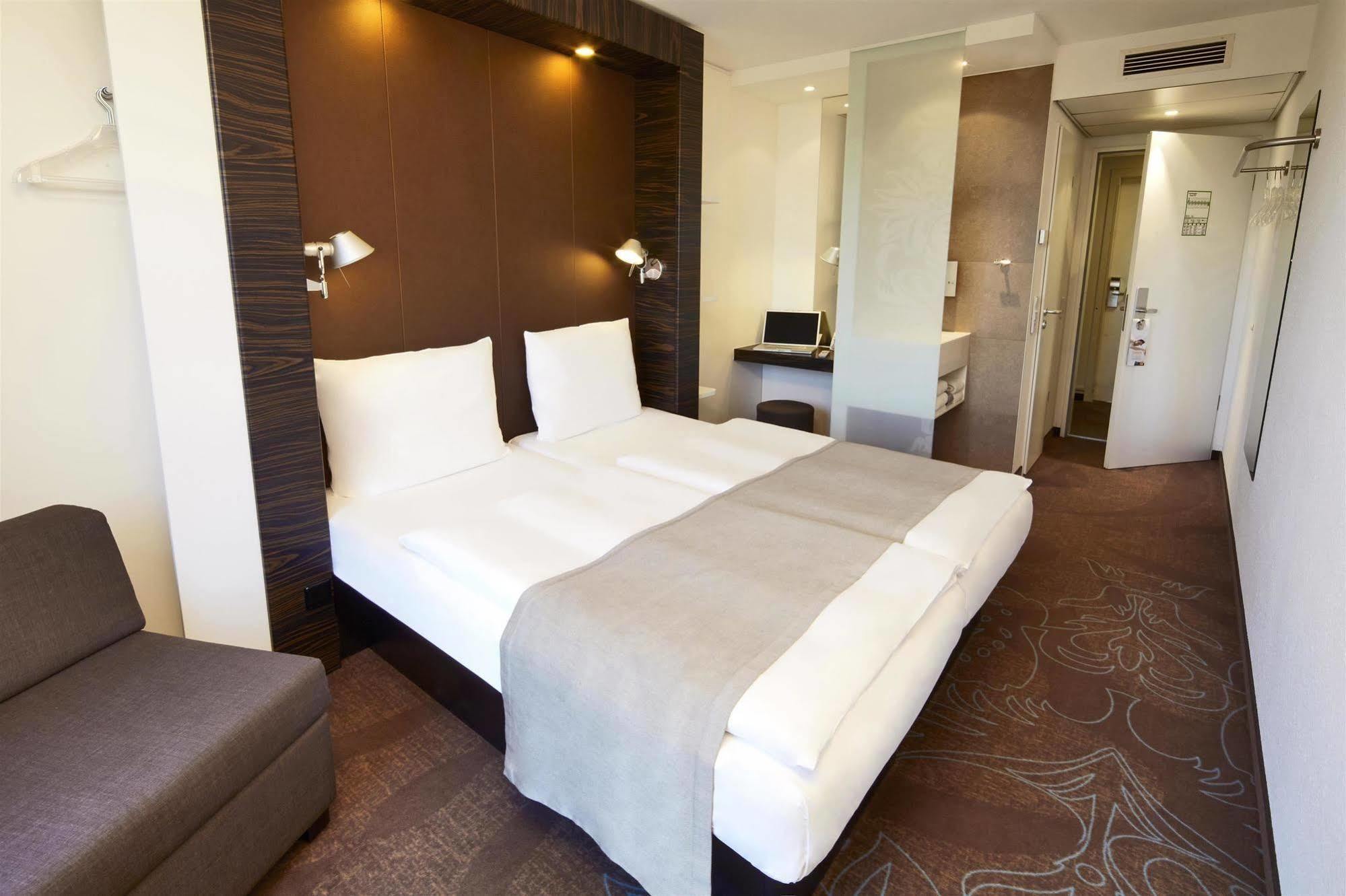 B&B Hotel Muenchen-푸츠브룬 외부 사진